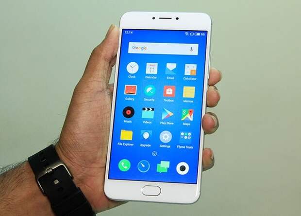 Meizu M3 Note в руке