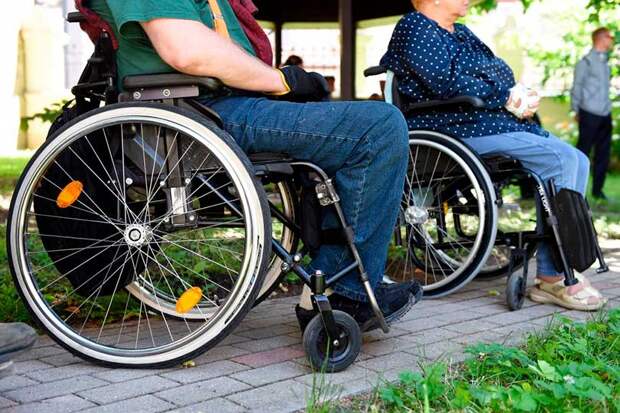 Инвалиды в креслах