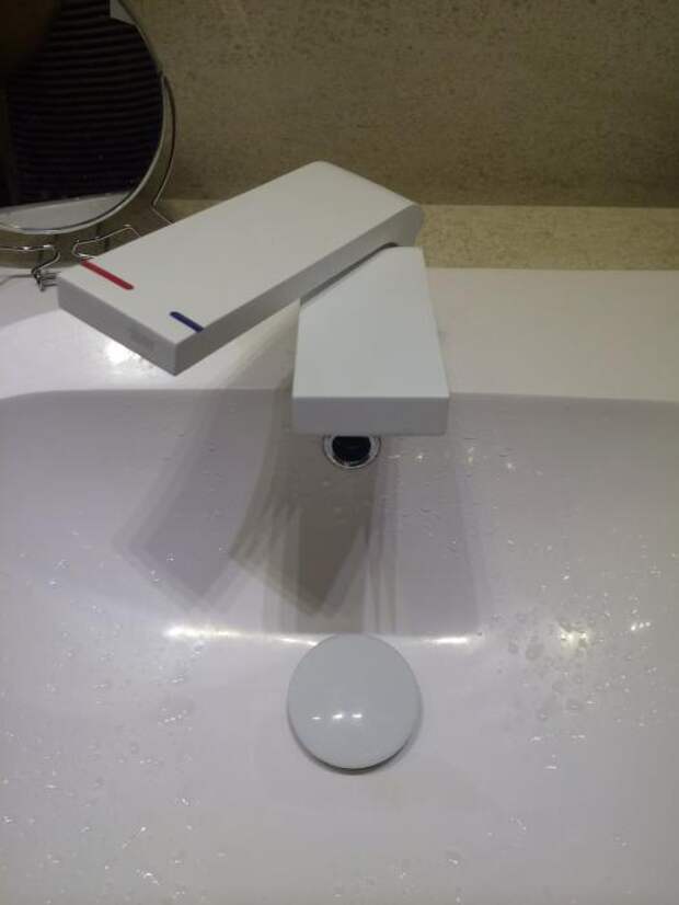 Современный смеситель для ванной комнаты