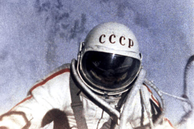 Алексей Леонов в открытом космическом пространстве, 1965 год