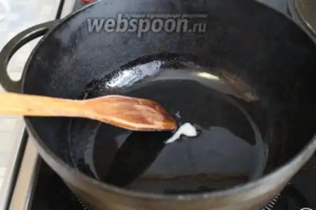 В казане растопить жир (или растительное масло).