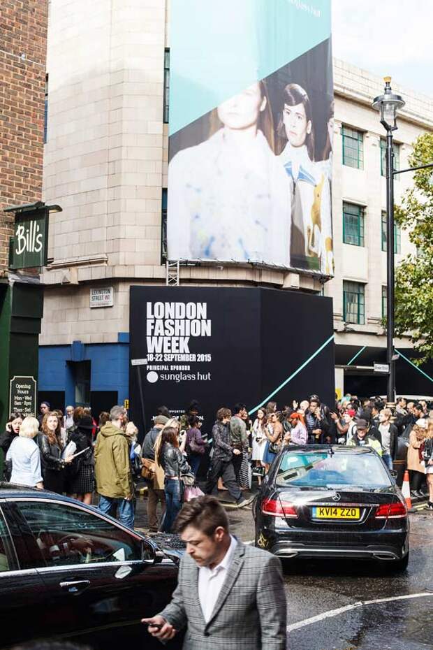 В этом сезоне Неделя моды впервые проходит на новом месте – в Сохо, в Brewer Street Car Park.   London Fashion Week. День первый. 1