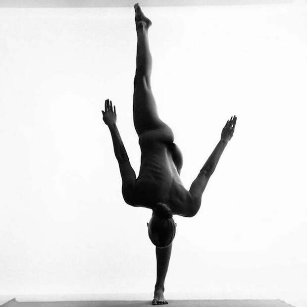 За кем следить: обнаженная девушка демонстрируют красоту и гибкость тела в блоге Nude Yoga Girl 
