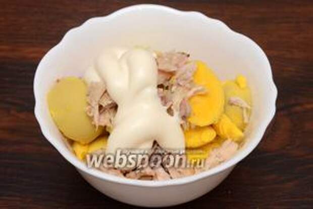 Заправляем содержимое майонезом и солим по вкусу.