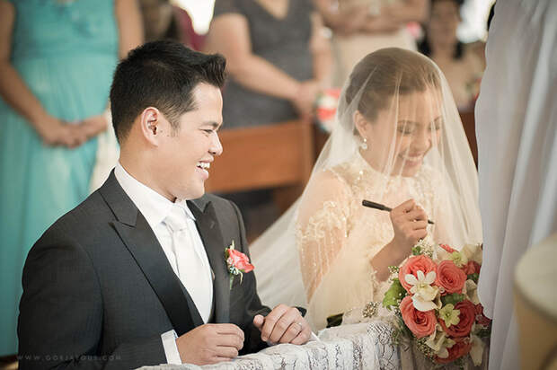 Sealing the deal...twice! (Click through this photo for more scoop on behind-the-scenes.)