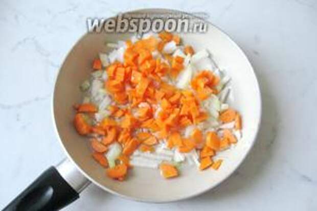 Морковь и репчатый лук нарезаем и кладём в сковороду с подсолнечным маслом.
