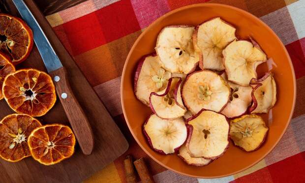 Хрустящие яблочные чипсы с корицей, приготовленные в духовке: легкий рецепт полезного снека