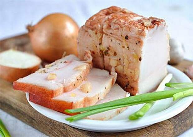 Сало в луковой шелухе