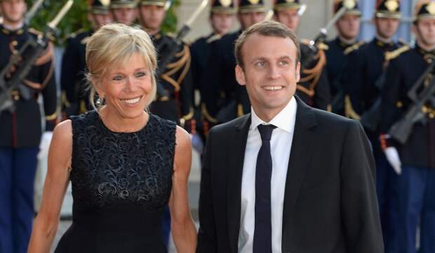 Charlie Hebdo поднял на смех Макрона с женой