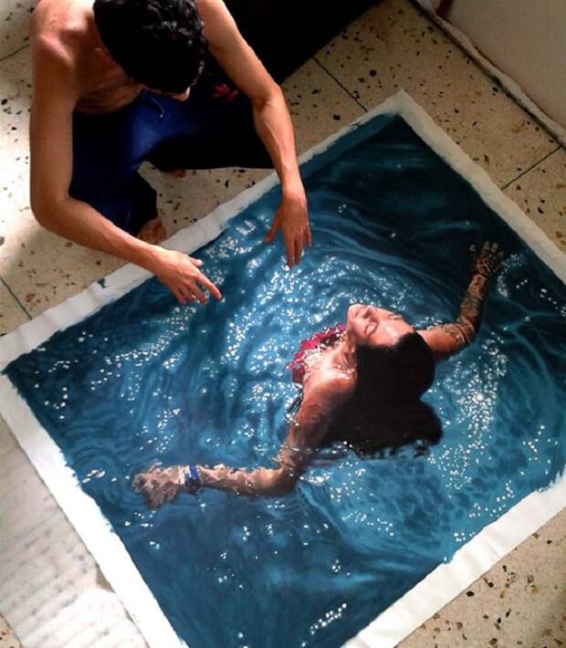 На первый взгляд, это фото купающейся в бассейне девушки. Но вот облом...