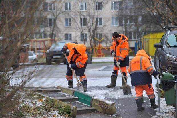 Коммунальщики района Матушкино оперативно справились с последствиями ледяного дождя