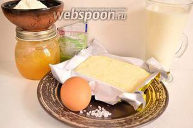 Приготовим продукты: масло сливочное, молоко, яйцо (1 категории), муку, сухие быстродействующие дрожжи и мёд.