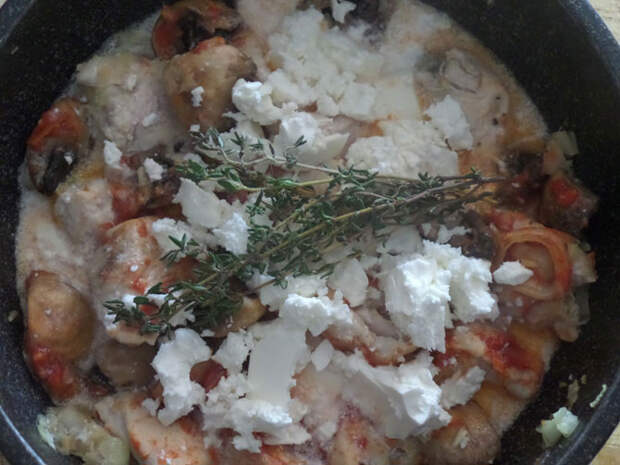 Рецепт на выходные: Куриная грудка с шампиньонами в пряном томатном соусе с брынзой