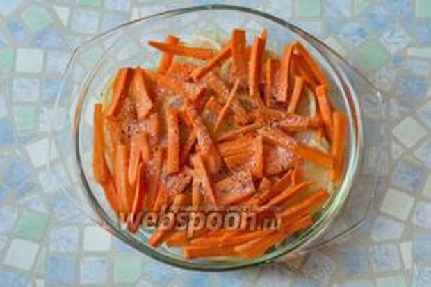 Слой 5 — морковка, порезанная тонкими брусочками, сахар, перец.