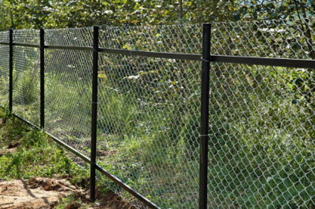 Забор из сетки рабицы с прожилинами