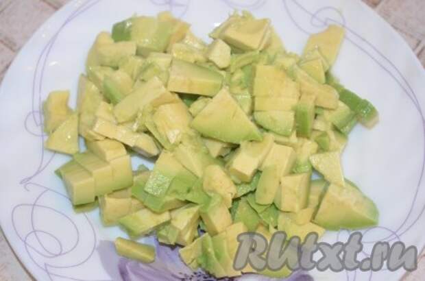 Авокадо очистить от кожуры, вынуть косточку, мякоть авокадо нарезать кубиками. 