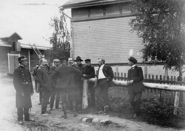 19. Члены следственной комиссии в перерыве заседания суда 19. Члены следственной комиссии в перерыве заседания суда