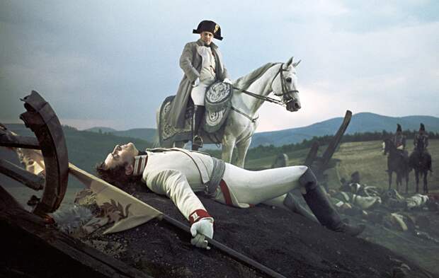 Болконский (на переднем плане) и Наполеон после битвы при Аустерлице. Скриншот из фильма Сергея Бондарчука "Война и мир" 1965г.