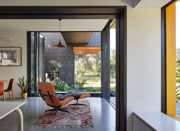 Лаундж-зона с видом во внутренний двор. | Фото: homedesignlover.com.