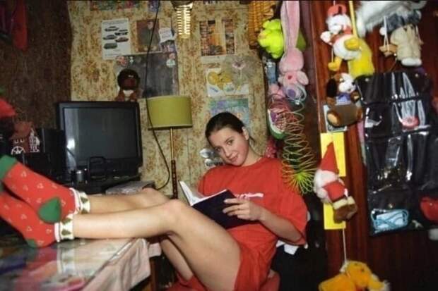 15. Чемпионка по фигурному катанию Ирина Слуцкая у себя дома. 1997 год 15. Чемпионка по фигурному катанию Ирина Слуцкая у себя дома. 1997 год