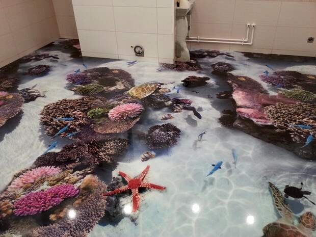 3D наливной пол в ванной комнате с изображением кораллового рифа и его обитателей.