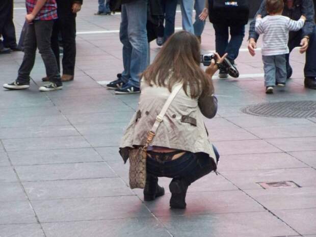 За джинсами с низкой талией трусов не удержать За джинсами с низкой талией трусов не удержать