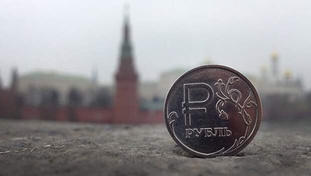 Рублевая монета на фоне Московского Кремля. Архивное фото Рублевая монета на фоне Московского Кремля. Архивное фото