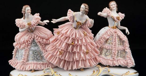 Фарфоровая статуэтка «Три девушки в кружевных платьях» Muller & Co, Volkstedt, Германия 