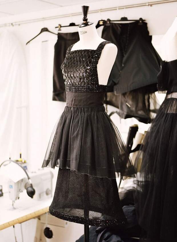 Inside Chanel Couture Atelier (трафик)