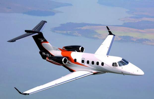 Частный самолет Embraer Phenom 300.