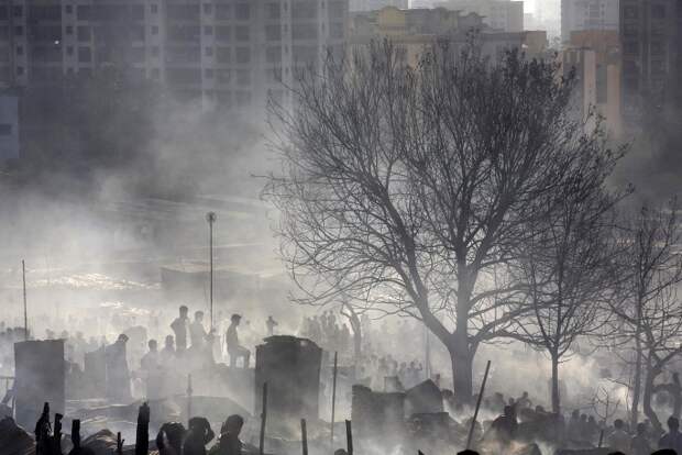 Люди ищут свои вещи после пожара в трущобах в районе Кандивали, Мумбаи, 7 декабря. Сотни домов были разрушены, в тушении пожара принимало участие 15 пожарных расчетов, которым удалось локализовать очаги возгорания лишь спустя три с половиной часа