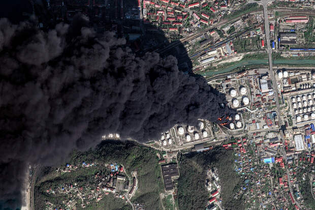 Нефтяной дождь, пятна в море и сильнейший пожар. Туапсе переживает последствия атаки беспилотников на морской порт: главные фото