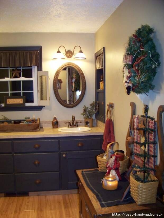 interesting-Christmas-Decorating-Ideas-Bathroom-with-blue-vanity-and-oval-mirror (510x680, 216Kb)