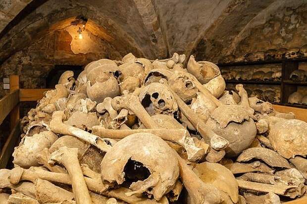2. Тысячи древних человеческих костей - Часовня Ротуэлл Чарнел, Нортгемптоншир артефакты, великобритания, мумии, путешественнику на заметку, реликвии, скелеты, старинные, церковь