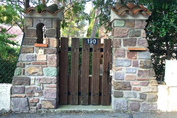 10 правил дверных колокольчиков: Образцовое сочетание. Эстетическое решение образа ворот построено на основе художественного контрапункта.