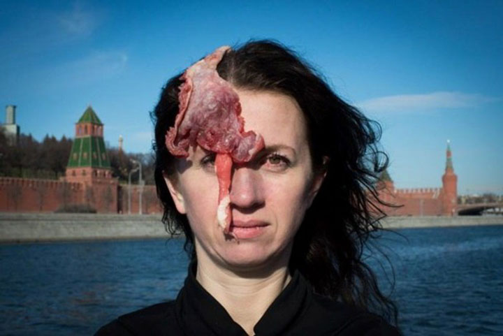 Украинка протестовала под Кремлем с куском мяса на голове Украинка протестовала под Кремлем с куском мяса на голове