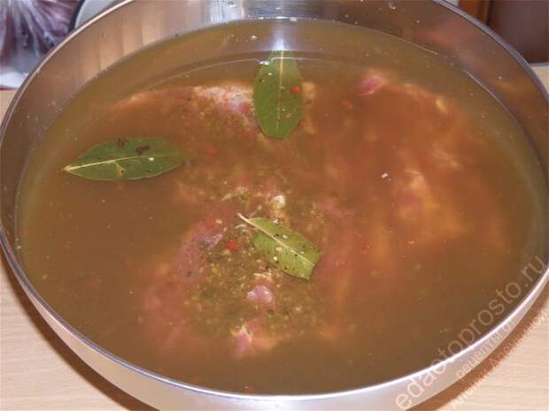 Мясо в рассоле должно постоять. пошаговое фото этапа приготовления буженины