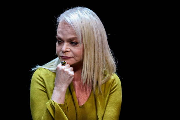 Участие Долиной в спектакле со сценой жилищного обмана объяснили