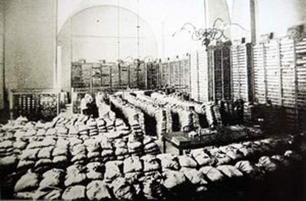 1918 год. Золотой запас России в казанском Госбанке. Здесь его захватит белогвардейский отряд В. Каппеля 1918 год. Золотой запас России в казанском Госбанке. Здесь его захватит белогвардейский отряд В. Каппеля