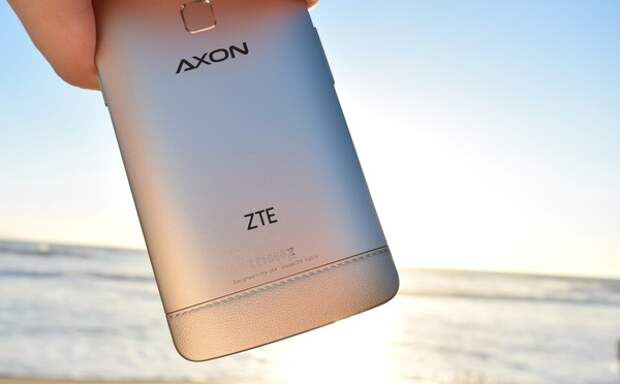 Логотип ZTE на смартфоне
