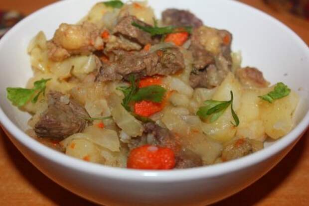 Овощное рагу с мясом и капустой в мультиварке
