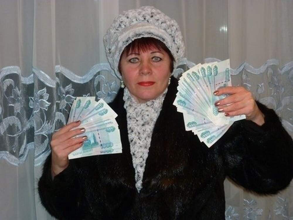 Форумы теток. Старуха с деньгами в руках. Тетка с деньгами. Тетка с деньгами в руках. Бабка с пачкой денег.