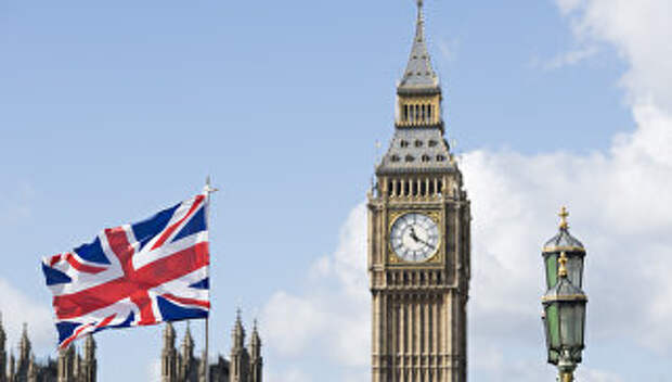 Флаг Великобритании на фоне Вестминстерского дворца в Лондоне. Архивное фото