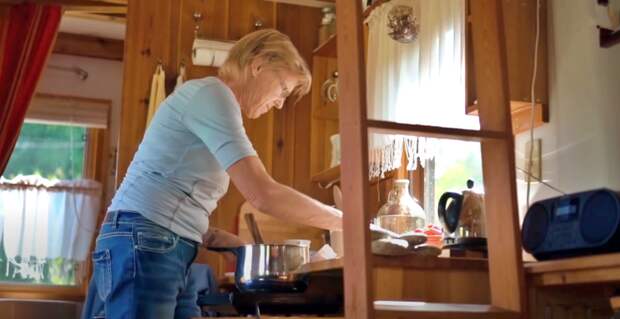 Учительница на пенсии построила себе крошечный домик для спокойной жизни на природе, и чтобы лишний раз не тратиться