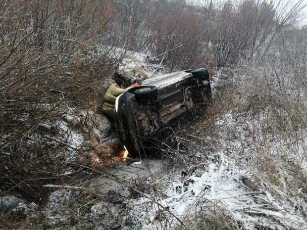 Один человек пострадал в слетевшей в кювет машине в Самарской области