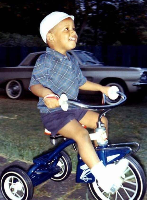 4-летний Барак Обама на трехколесном велосипеде, 1965 4-летний Барак Обама на трехколесном велосипеде, 1965 дети, известность, история, фото