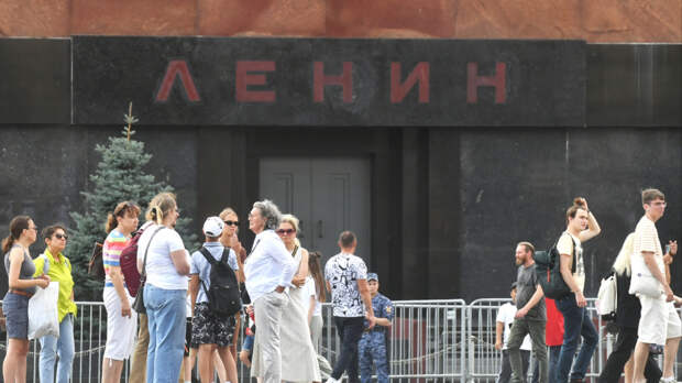 Огромная очередь в мавзолей скопилась на Красной площади