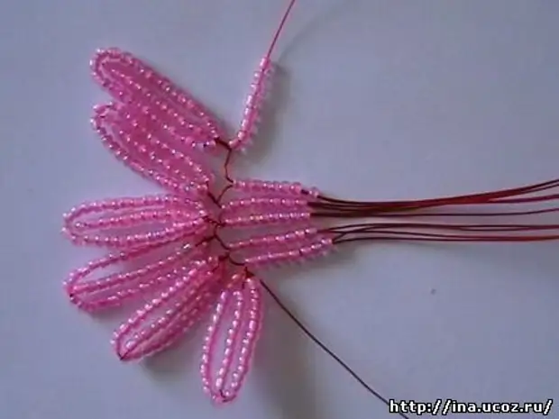 Бисероплетение цветы мастер класс. Фиалки бисером. Цветочные композиции из бисера. Цветы из бисера для начинающих видео. Гиацинт из бисера.