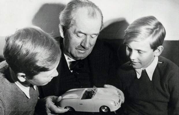 5. Porsche начинал с разработки двигателей авто, факты