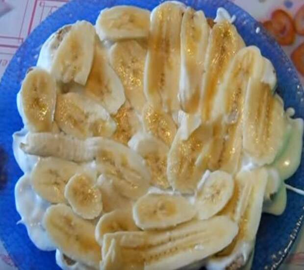 Рецепт торта из пряников с бананами. Торт из пряников без выпечки со сметаной и бананом. Торт из пряников и бананов. Пряничный торт с бананами без выпечки со сметаной. Торт из пряников с бананами и сметаной.